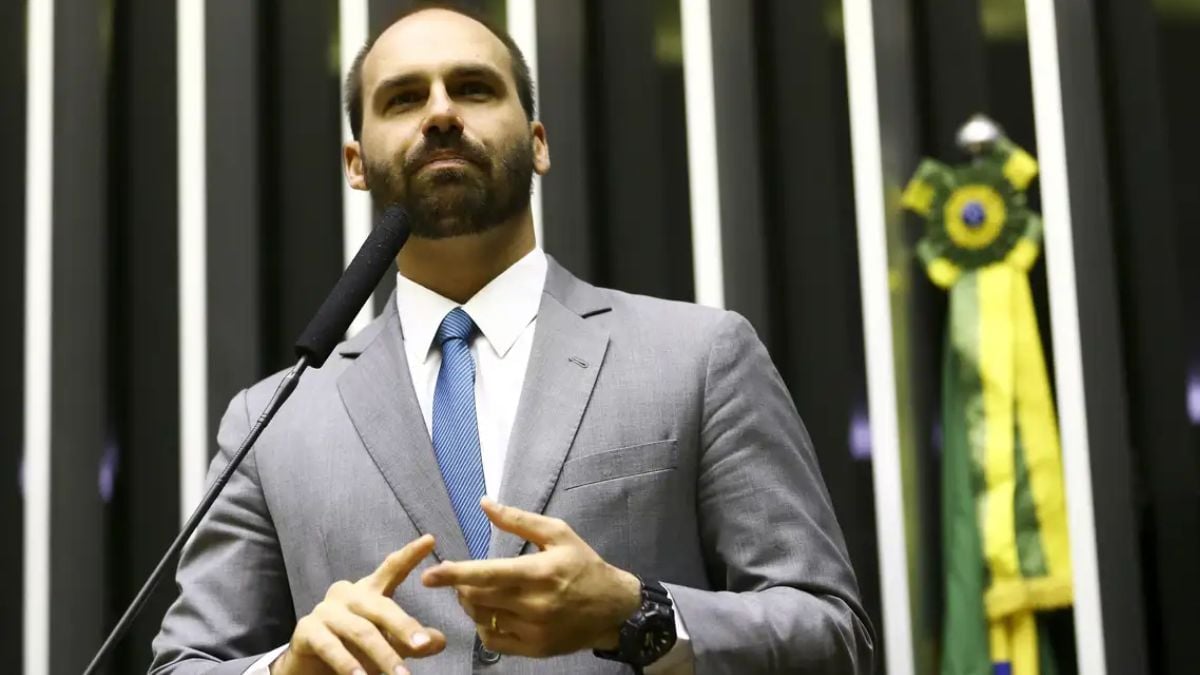 Eduardo Bolsonaro falando em um púlpito na Câmara