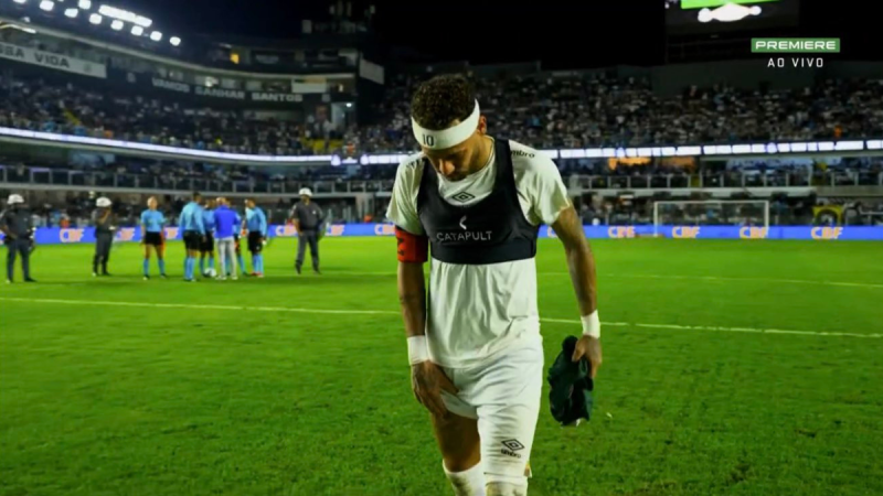 Neymar lesão: Neymar se machuca e preocupa o Santos em partida; o jogador aparece no gramado após lesão, com a cabeça baixa e expressão de dor diante da torcida, no estádio