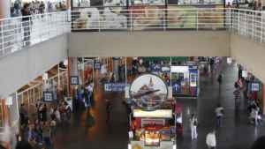 feriado em Campinas: corredor movimentado em terminal de transporte, com passageiros circulando no saguão e área de embarque da Rodoviária e Viracopos