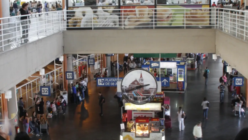 feriado em Campinas: corredor movimentado em terminal de transporte, com passageiros circulando no saguão e área de embarque da Rodoviária e Viracopos