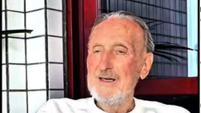 João Carlos Forssell, ex-prefeito de Itanhaém, em foto de perfil durante entrevista, com expressão serena e cabelos grisalhos e barba curta