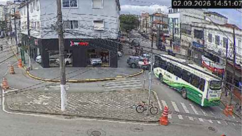 Idosa atropelada em Santos: Ônibus na Linha 194 é substituído após acidente em Santos, com trecho bloqueado e cones de sinalização na via