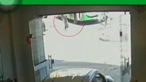 Câmera de monitoramento registra o momento em que uma idosa atropelada em Santos é atingida por um ônibus, em um trecho de via, conforme vídeo de trânsito.