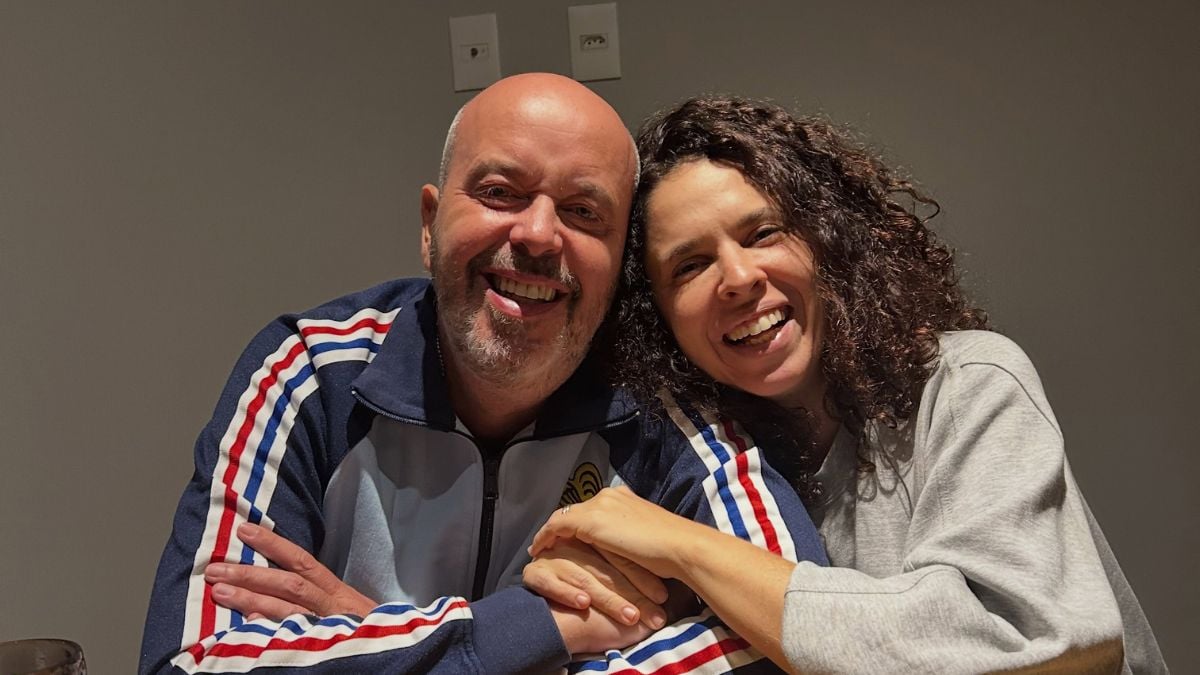 Alex Escobar aparece ao lado de uma mulher em foto descontraída, ambos sorrindo, em registro divulgado no Instagram @alexescobar74. Após cirurgia, Alex Escobar atualiza estado de saúde.