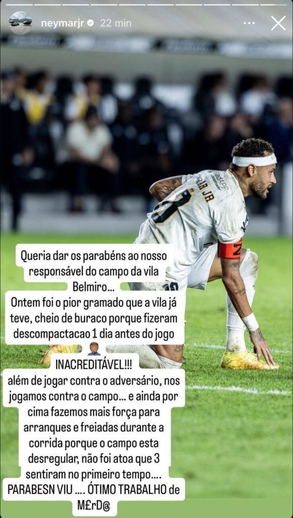 Neymar, em foto no gramado, critica o campo da Vila Belmiro durante partida, com mensagens destacadas sobre o estado do gramado.