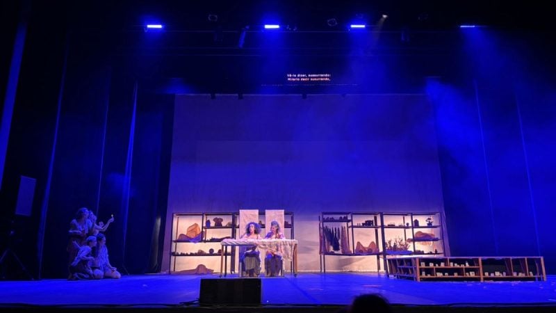 Mirada em sua 8ª edição: abertura no Sesc Santos com palco iluminado em azul e apresentação artística ao fundo, reunindo arte e cultura.