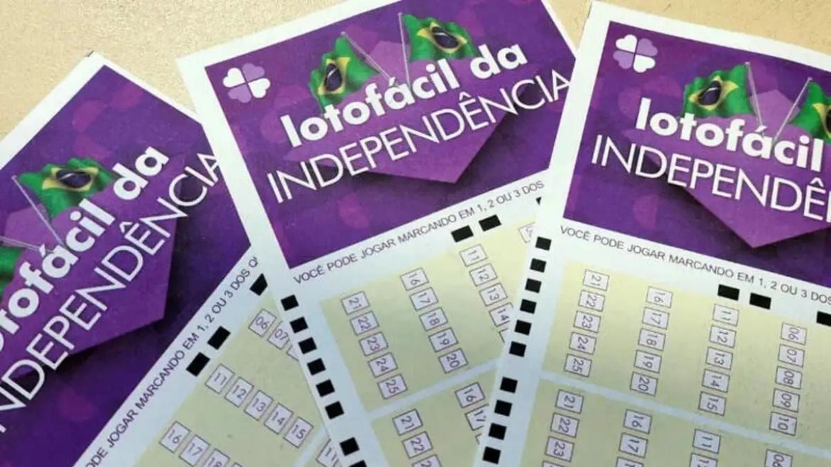 Caixas de loteria Lotofácil da Independência, com cartões roxos e instruções de jogo marcando os números na cartela.