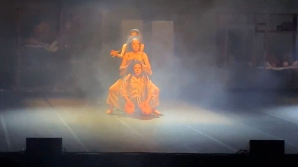 Abertura da 8ª edição do Mirada no Sesc Santos: apresentação de dança no palco com iluminação de fumaça e duas performers em cena, criando atmosfera artística e cultural.