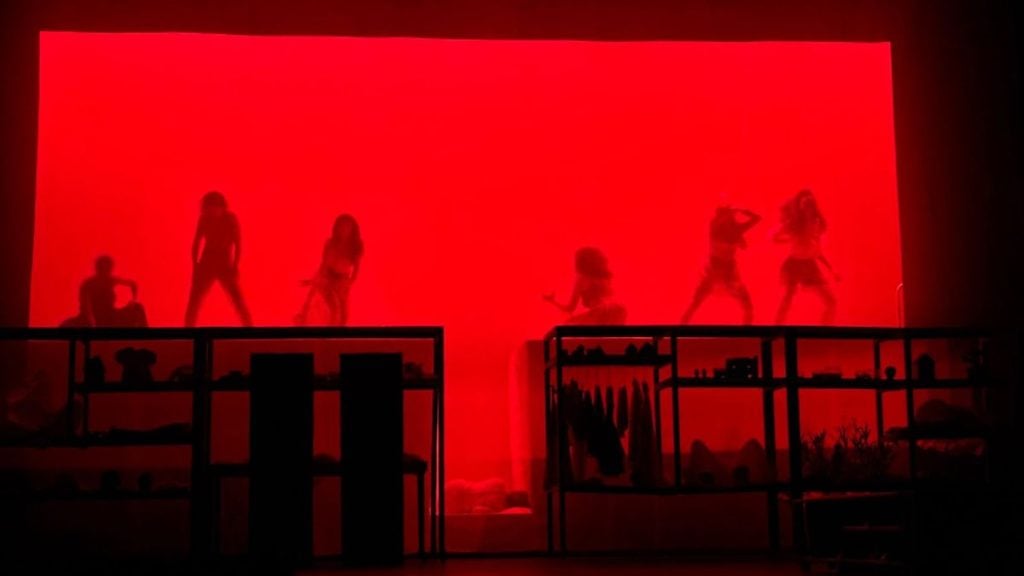 Mirada: abertura da 8ª edição do Mirada reúne arte e cultura no Sesc Santos, com palco iluminado em vermelho e pessoas em cena ao fundo.