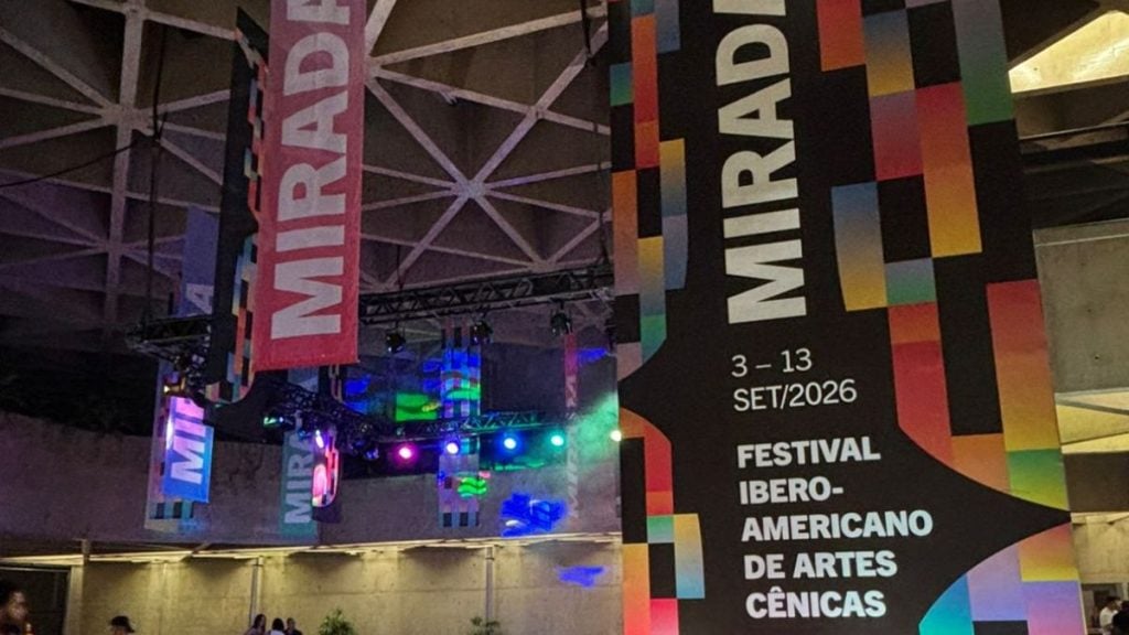 Abertura da 8ª edição do Mirada: palco de festival com luzes coloridas, painéis geométricos e banners com a programação do evento no Sesc Santos, em SET/2026.