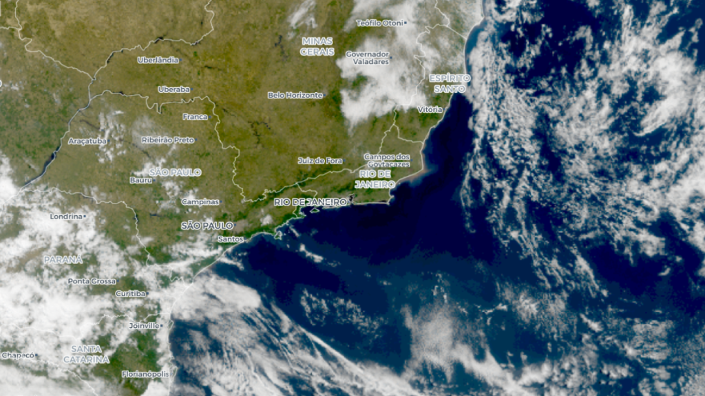 Imagem de satélite do Brasil mostrando o estado de Minas Gerais e a costa Sudeste, com nuvens sobre o Rio de Janeiro, Espírito Santo e São Paulo, e o oceano Atlântico ao fundo.