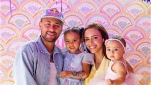 Família com Neymar, Bruna Biancardi e duas filhas em foto de estúdio, com fundo colorido; texto destaca Significado de Mariah como nome da filha.