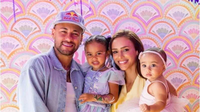 Família com Neymar, Bruna Biancardi e duas filhas em foto de estúdio, com fundo colorido; texto destaca Significado de Mariah como nome da filha.