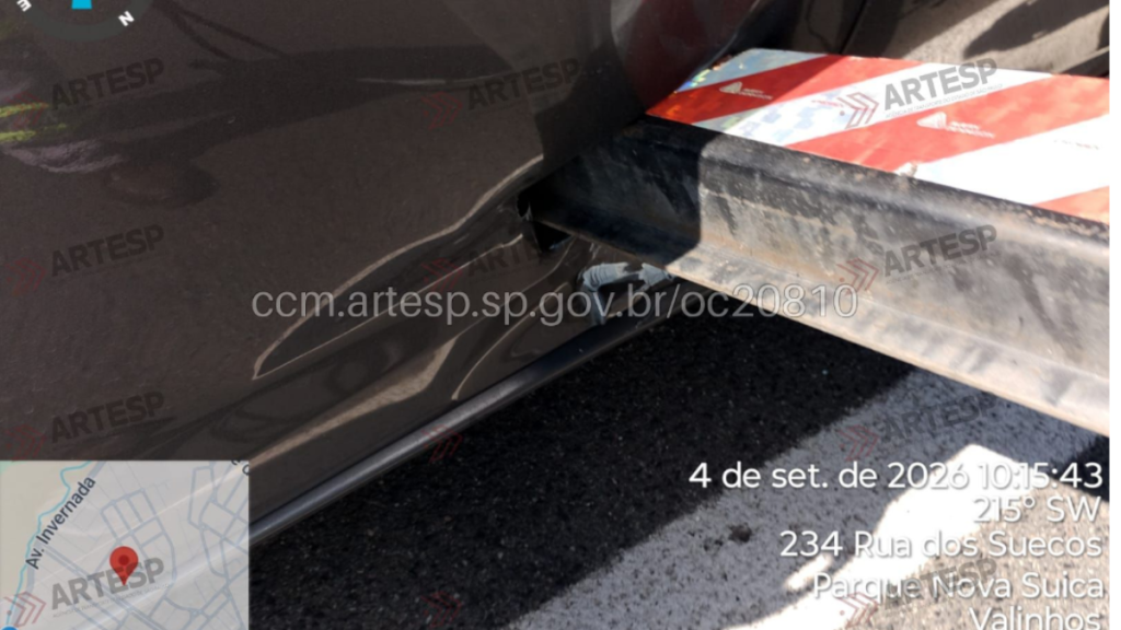 Imagem mostra uma caixa de metal aberta com trilhos e uma lâmina apoiada, em ambiente externo, com data e localização sobrepostas na tela.