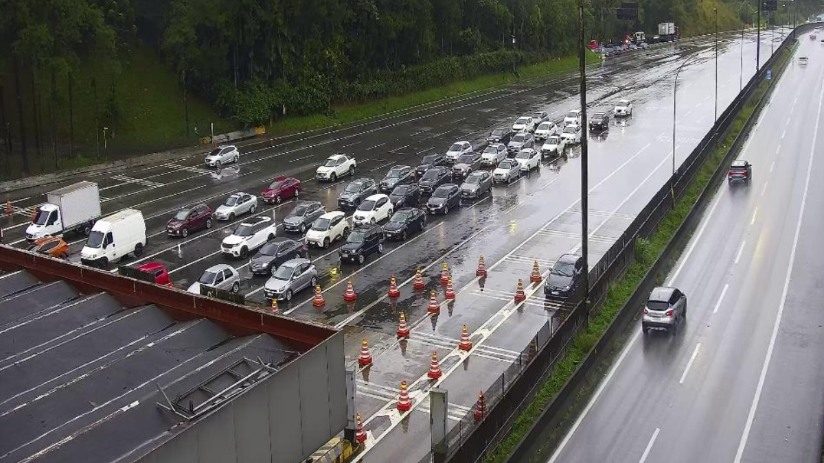 Motoristas enfrentam lentidão rumo ao litoral de SP na véspera do feriado