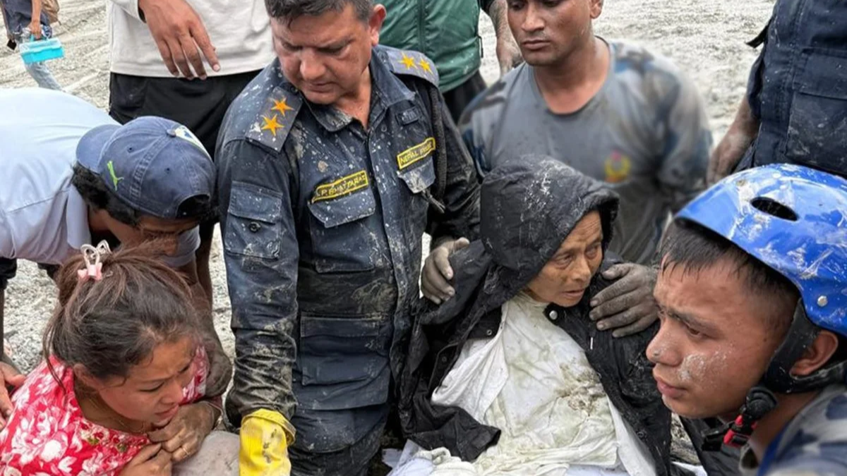 Mulher é resgatada viva após 10 dias soterrada no Nepal (1)