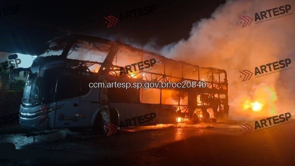 Ônibus pegou fogo na Rodovia Anhanguera