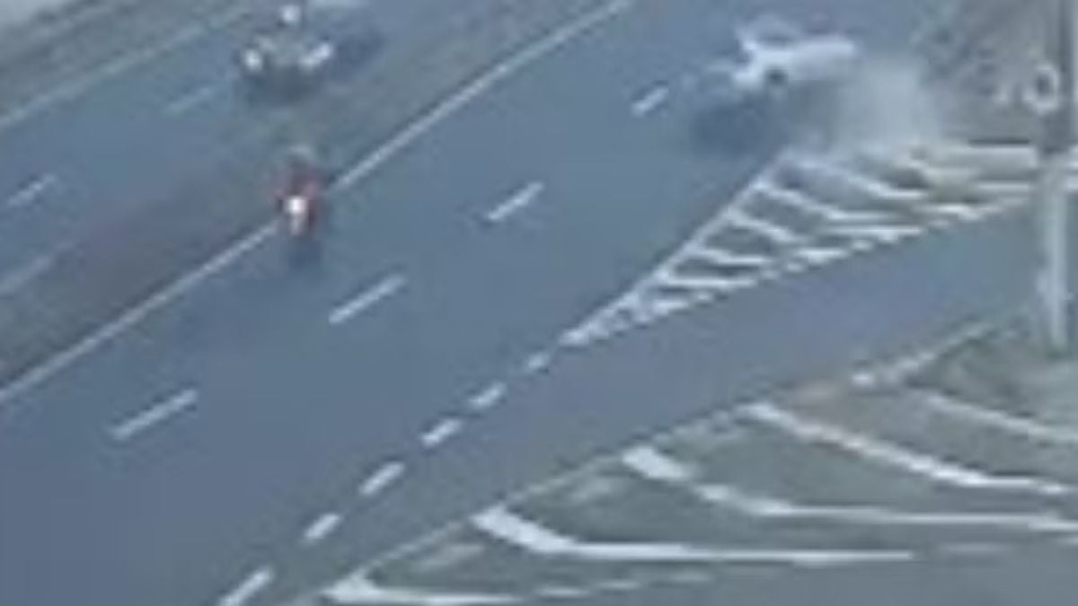 Carro invade faixa e capota após bater em muro de viaduto em Limeira