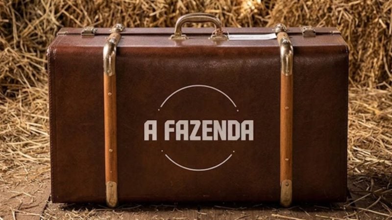 Maleta de couro com o texto “A FAZENDA” sobre palha, em clima de estreia do reality. A Fazenda 18 estreia com eliminação dupla e dois peões deixam o programa no 1º dia.