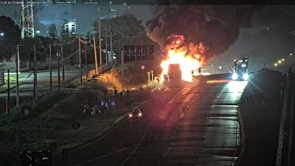Passageiros buscam ressarcimento após ônibus pegar fogo em Limeira