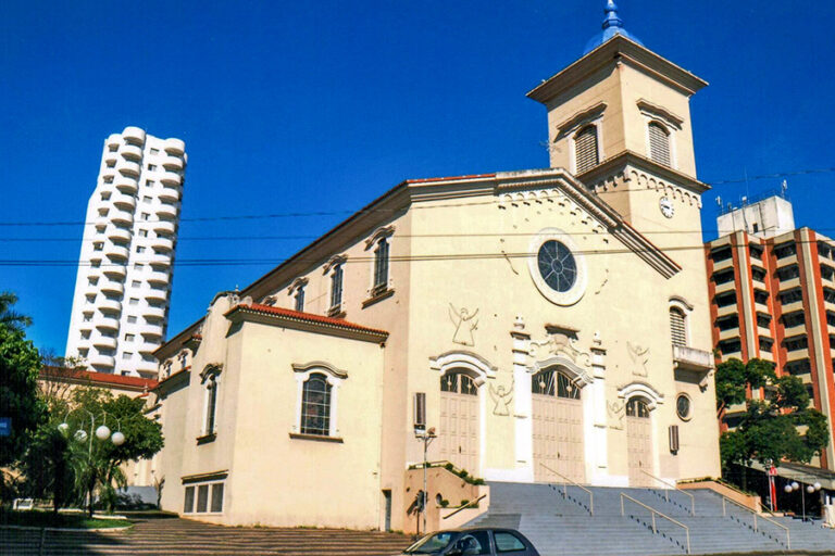o que fazer em Limeira: Fachada da Catedral Nossa Senhora das Dores em Limeira, com torre ao fundo e céu azul, em dia ensolarado.