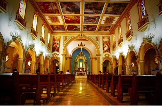 o que fazer em Limeira: Interior da Catedral Nossa Senhora das Dores, com nave central iluminada, arcos dourados e altar ao fundo, ideal para dicas do que fazer em Limeira