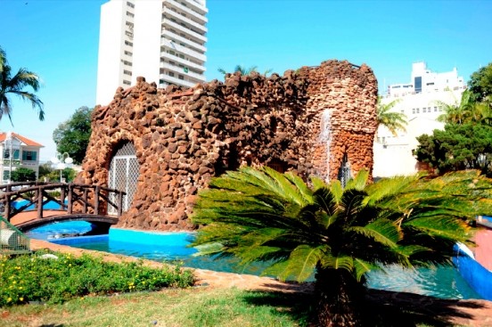 Gruta da Paz em Limeira, com fonte e piscina ao lado de jardim verde e plantas tropicais, em área turística divulgada pela Prefeitura de Limeira. O que fazer em Limeira