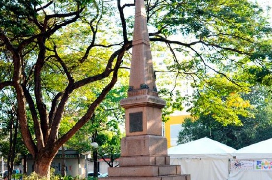 o que fazer em Limeira: Obelisco ao Centenário da Independência do Brasil no espaço público de Limeira, com estrutura de pedra e árvores ao redor. (Divulgação/Prefeitura de Limeira)