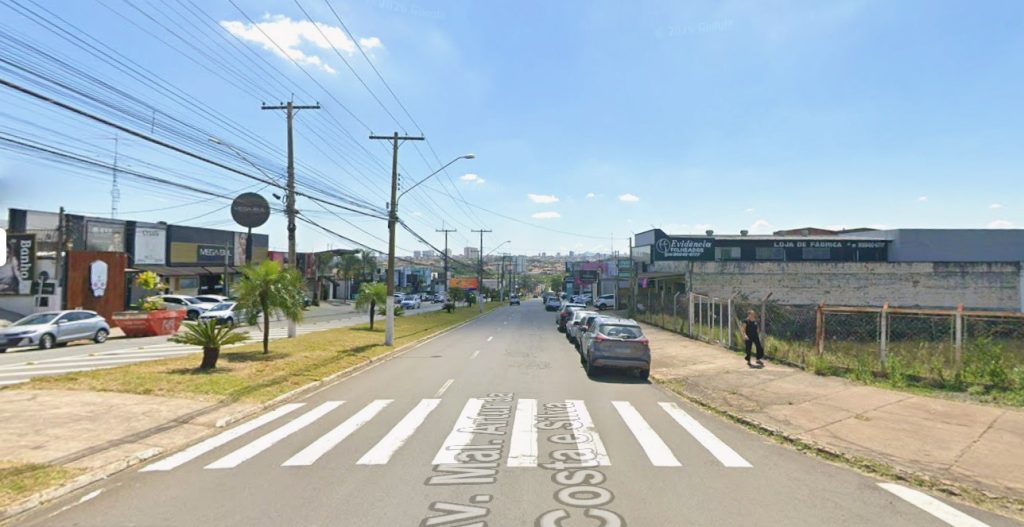 Avenida Mal. Artur da Costa e Silva em Limeira, com faixa de pedestres, veículos e comércios ao lado, incluindo lojas de acessórios e folheados (Reprodução/Google Maps). Veja o que fazer em Limeira pela região.