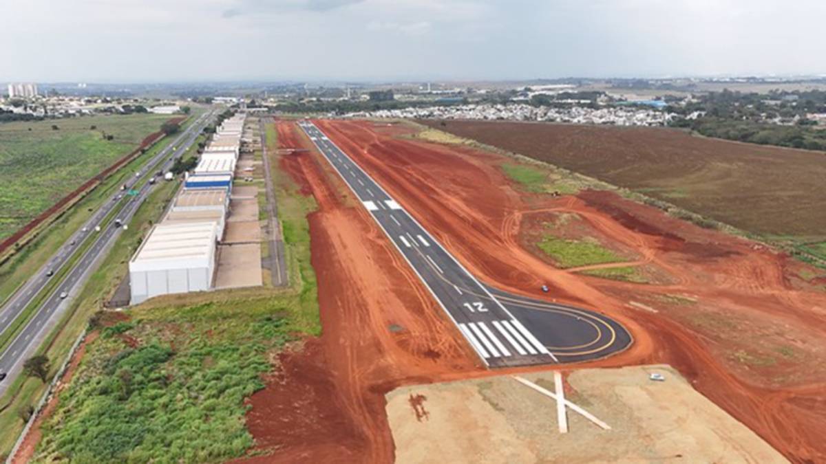 Vista aérea do Aeroporto de Americana após a conclusão da obra, com pista ampliada, áreas de terraplenagem e infraestrutura para receber aviões maiores.