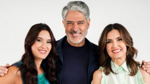William Bonner aparece sorridente no centro da imagem, com duas mulheres ao lado, em uma foto de divulgação relacionada a fala sobre divórcio de Fátima Bernardes após 10 anos.