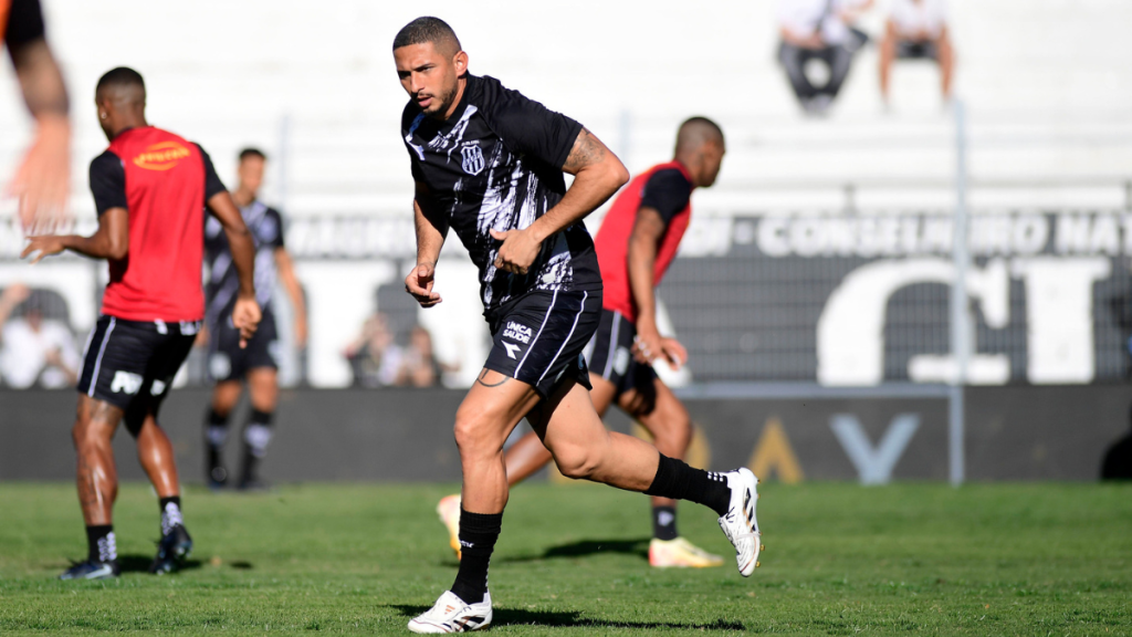 Ponte SAF Boavista: Danilo Barcelos, lateral-esquerdo da Ponte Preta, em partida de futebol, com expressão concentrada e correndo em campo durante jogo; foto de Marcos Ribolli.