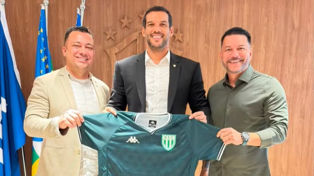 Ponte SAF Boavista: Vlouner Martins e Marcelo Pedroza, presidentes do Boavista, ao lado de Samir Xaud, presidente da CBF, em foto oficial sorrindo e segurando uma camisa do clube.