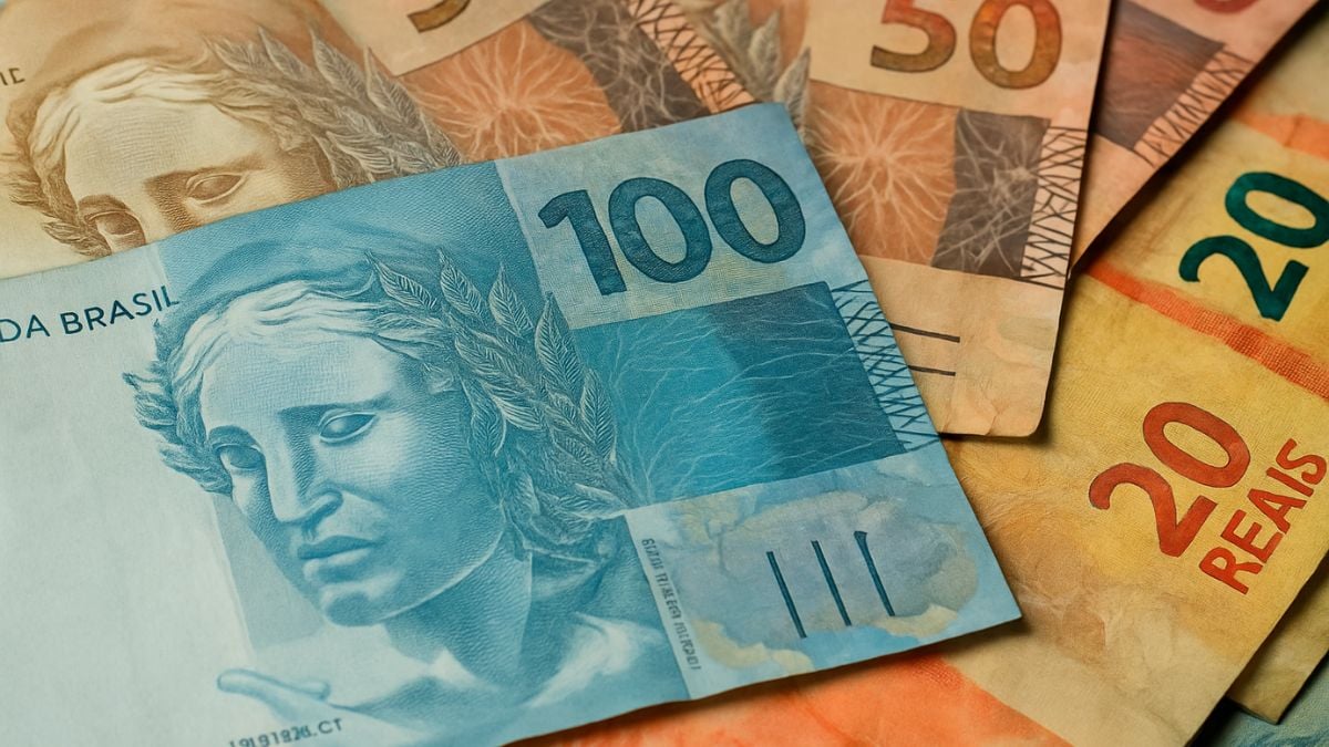 Dinheiro esquecido nos bancos: cédulas brasileiras de 100, 50 e 20 reais espalhadas, representando valores a serem consultados e recuperados.