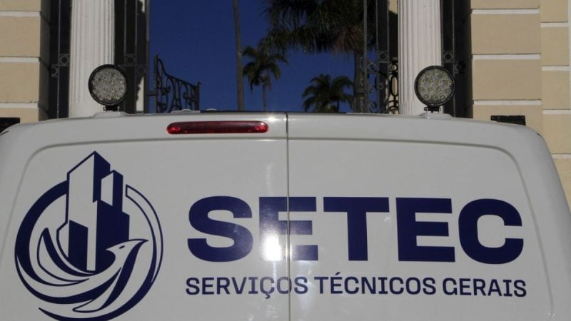 Veículo com logotipo da SETEC Serviços Técnicos Gerais, com destaque para a marca SETEC em um contexto relacionado a concursos setec, com informação sobre vagas e salários em Campinas.