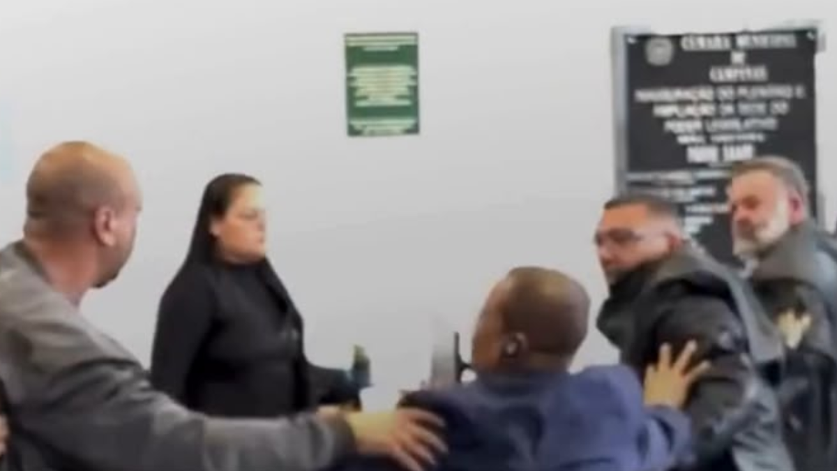 Manifestantes em confusão durante sessão, com pessoas se entreolhando e bloqueando o acesso em Campinas, em meio à cassação de Vini Oliveira.