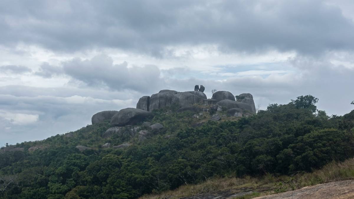 Atibaia com chuva: vista de montanhas e vegetação em um dia nublado, com céu carregado e clima fechado no destino turístico da cidade.