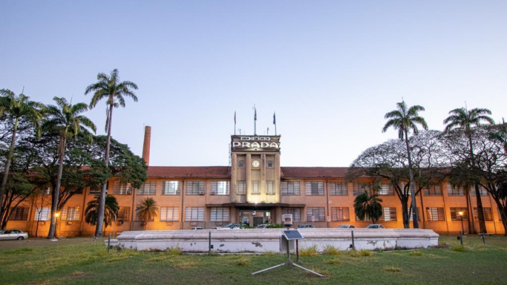 Prédio Prefeitura de Limeira com fachada em estilo clássico, placas em destaque e palmeiras ao redor, ao entardecer.