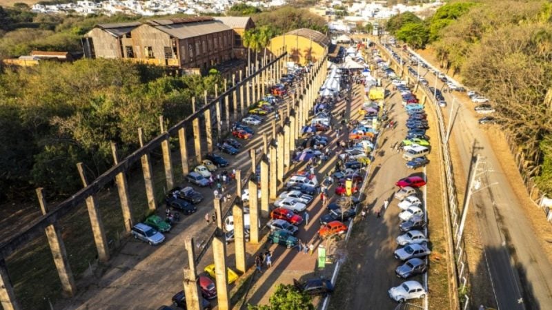 Encontro de carros antigos com diversos veículos clássicos e exposição ao ar livre, em Santa Bárbara, durante o 12º Encontro de Veículos Antigos.