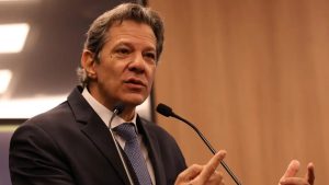 Fernando Haddad, candidato ao governo de SP, participa do VTV da Gente nesta quinta, em entrevista com microfones durante evento