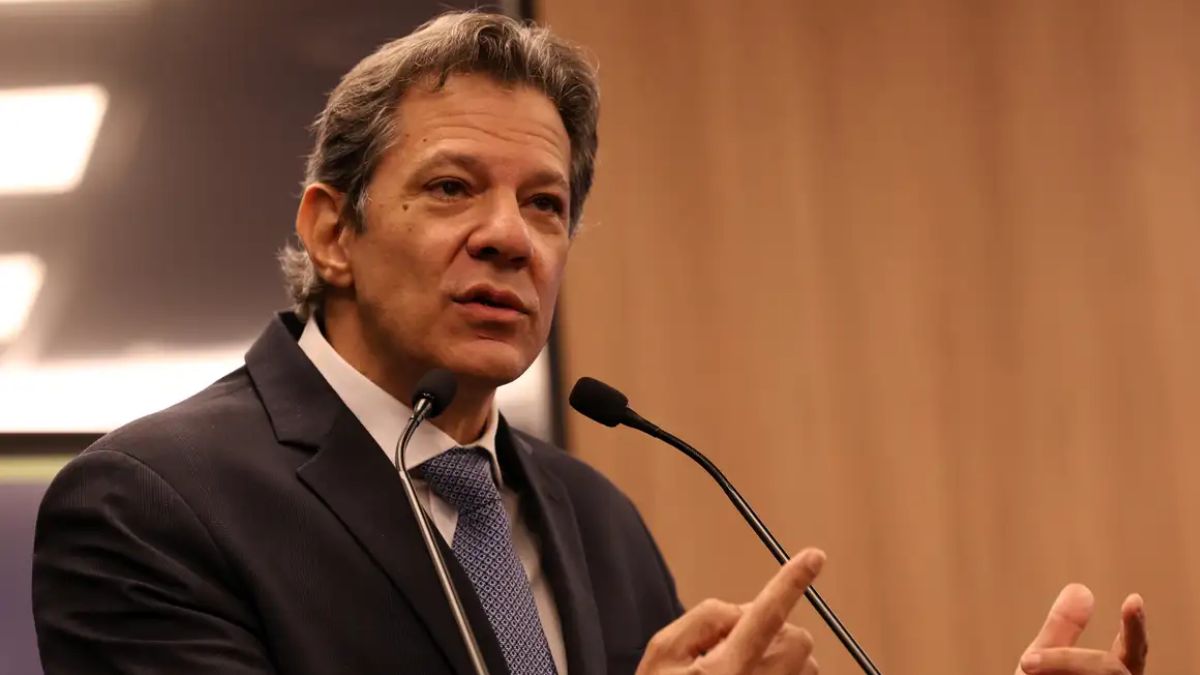 Fernando Haddad, candidato ao governo de SP, participa do VTV da Gente nesta quinta, em entrevista com microfones durante evento