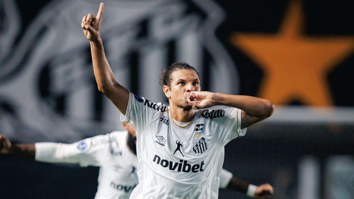 Willian Arão comemora gol pelo Santos