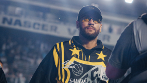 Neymar aparece em estádio, vestindo agasalho do time, enquanto se envolve em uma discussão com torcedor do Atlético-MG e provoca a situação em meio ao público.