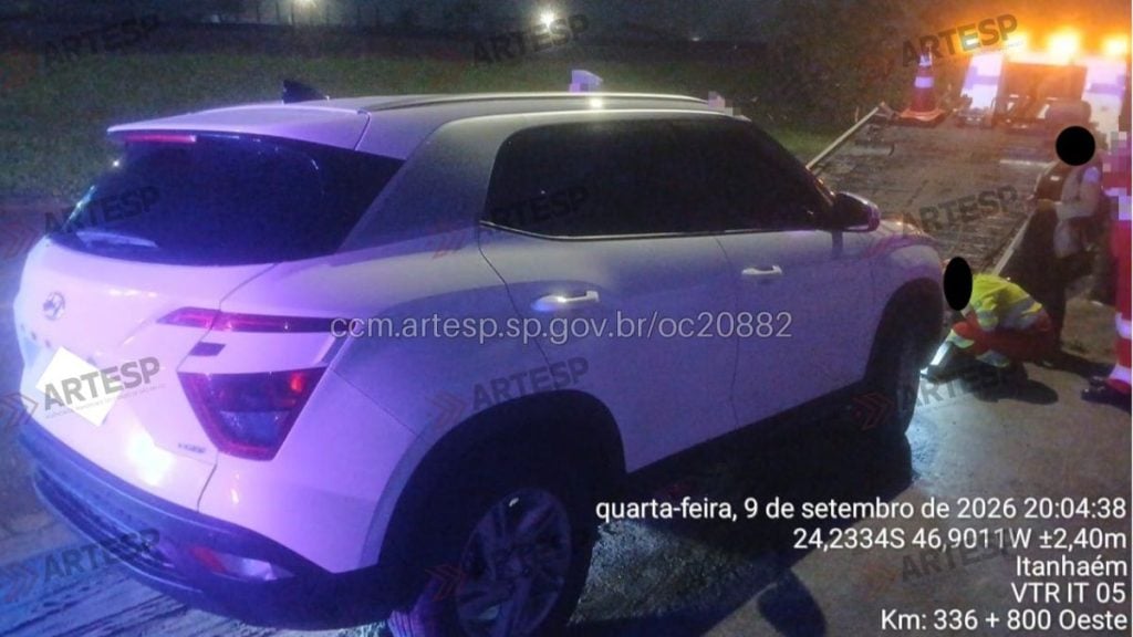 Homem morre atropelado em Rodovia de Itanhaém: foto mostra viatura da Artesp e equipes na Rodovia Padre Manoel da Nóbrega à noite, após acidente com três veículos.