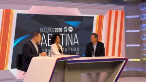 Haddad participa de sabatina em estúdio do VTV da Gente, durante debate de Eleições 2026, ao lado de outros participantes diante de bancada com copos e microfones.
