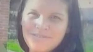 Foto desfocada de uma mulher em imagem de reportagem, relacionada ao caso de Hugo Estevão Pereira, homem condenado a 60 anos de prisão pelo assassinato de Vanessa Soares da Silva Pereira.