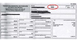 Documento de cadastro e IPTU com campos preenchidos e indicação de cadastro 0000, com texto sobre desconto de 50% no IPTU de Itanhaém para aposentados e pensionistas.
