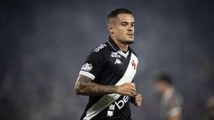 Neymar ajuda e Santos acerta a contratação de Philippe Coutinho Santos em imagem com Neymar em campo, usando uniforme do Santos em partida de futebol sob iluminação noturna