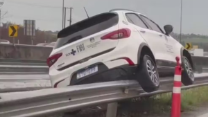 viatura de Indaiatuba com pacientes fica presa em guard-rail na rodovia Dom Pedro I, após acidente, com carro branco e faixas vermelhas envolvido em mureta de proteção