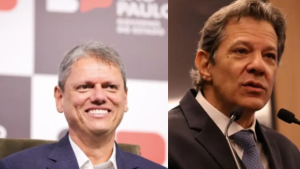 Comparativo entre Fernando Haddad e Tarcísio em eventos: um com sorriso em painel e outro discursando ao microfone, em ambiente corporativo.
